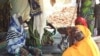 Des victimes des inondations dans le village de Kaikai, dans l'extreme-nord du Cameroun. (M. Edwin Kindzeka/VOA)