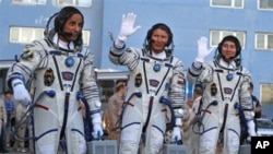 Astronot AS Joseph Acaba (kiri), astronot Rusia Gennady Padalka (tengah) dan Sergei Revin (kanan) sesaat sebelum memasuki roket Soyuz-FG yang memberangkatkan mereka dari landasan pacu roket di Kazakhstan menuju ke stasiun antariksa, ISS (15/5).